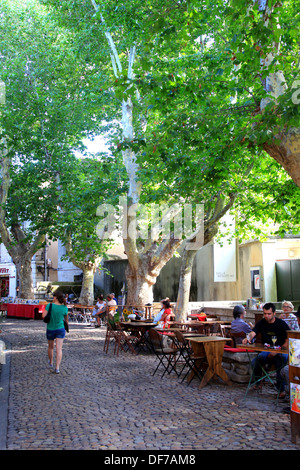 Gepflasterte Straße mit Café im historischen Zentrum von Avignon. Stockfoto