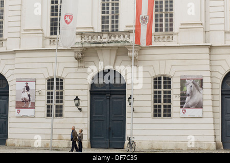 Paare, die neben der Spanish Riding School Vienna Austria Stockfoto