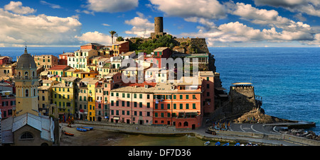 Bunte Häuser an der Küste, Weltkulturerbe der UNESCO, Vernazza, Cinque Terre, Ligurien, Italien