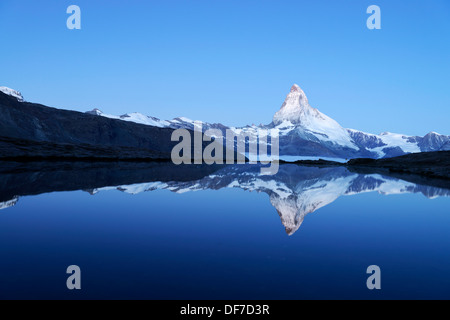 Mt-Matterhorn spiegelt sich in Stellisee See in der Abenddämmerung, Zermatt, Kanton Wallis, Schweiz Stockfoto