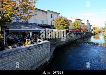 Die Gallo romanischen Stadt Isle Sur la Sorgue und den malerischen Wasserstraßen rund um die Stadt. Stockfoto