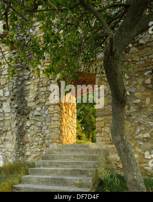 Seiteneingang zur Burg Ruinen auf Berg Schlossberg Hainburg an der Donau, Niederösterreich, Österreich Stockfoto