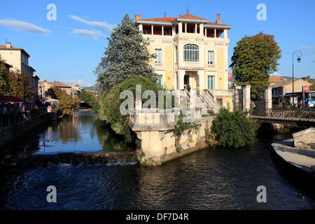 Die Gallo romanischen Stadt Isle Sur la Sorgue und den malerischen Wasserstraßen rund um die Stadt. Stockfoto