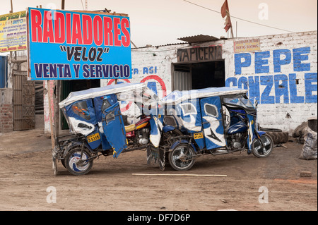 Mototaxi geschleppt durch ein weiteres Mototaxi zum Workshop, Lima, Peru Stockfoto