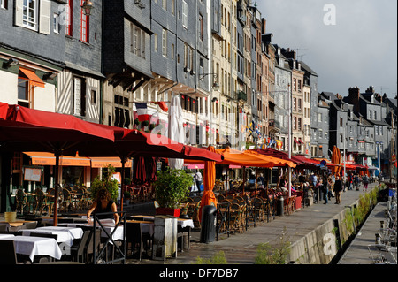 Restaurants, Brasserien und Cafés am Hafen von Honfleur, Honfleur, Département Calvados, Basse-Normandie, Frankreich Stockfoto