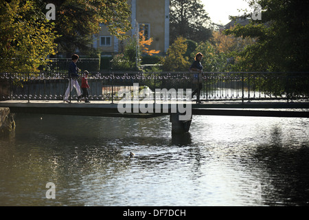 Die Gallo romanischen Stadt Isle Sur la Sorgue und den malerischen Wasserstraßen rund um die Stadt. Stockfoto