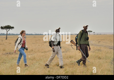 Touristen mit bewaffnetem Schutz und Führung auf eine walking-Safari, Massai Mara, Serengeti, Provinz Rift Valley, Kenia Stockfoto