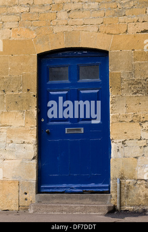 Blaue Haustür auf einem Stein Cottagein der kleinen Marktstadt Chipping Campden Cotswold Bezirk von Gloucestershire, England Stockfoto