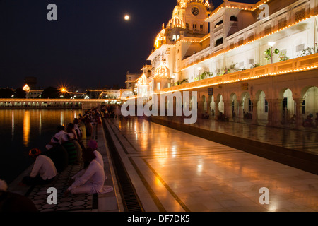 Harmandir Sahib oder goldenen Tempel bei Nacht, Amritsar, Punjab, Indien Stockfoto