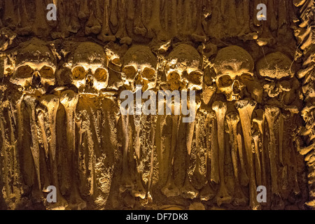 Schädel und Knochen im Beinhaus, Capela Dos Ossos Parede, Kapelle der Knochen, Knochen Kapelle, Évora, Distrikt Évora, Portugal Stockfoto