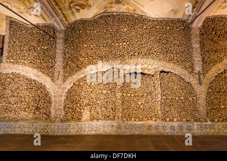 Gestapelt, Knochen und Schädel im Beinhaus, Capela Dos Ossos Parede, Kapelle der Knochen, Knochen Kapelle, Évora, Évora Bezirk Stockfoto