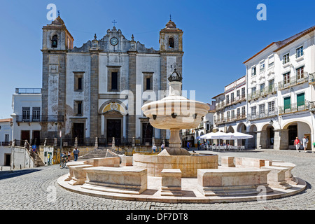 Brunnen auf dem Marktplatz Praça do Giraldo vor der Kirche Igreja de Santo Antão, Évora, Distrikt Évora, Portugal Stockfoto