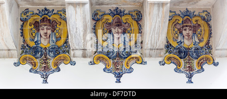 Bemalte Azulejos Kacheln, Jugendstil, Frauen Köpfe, Sintra, Distrikt Lissabon, Portugal Stockfoto