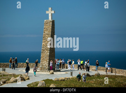 Touristen am Cabo da Roca, der westlichste Punkt des europäischen Kontinents, Cabo da Roca, Colares, Distrikt Lissabon, Portugal Stockfoto