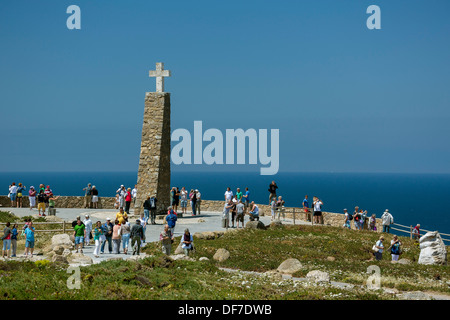 Touristen am Cabo da Roca, der westlichste Punkt des europäischen Kontinents, Cabo da Roca, Colares, Distrikt Lissabon, Portugal Stockfoto
