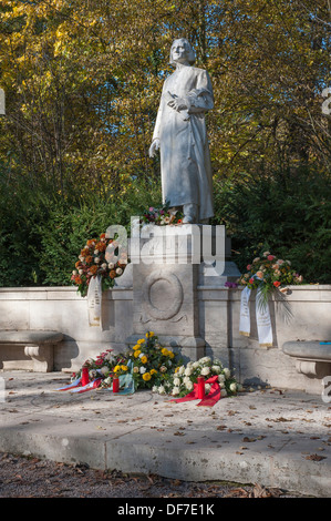 Franz-Liszt-Denkmal, Marmorstatue auf einem Sockel mit Girlanden, im Park einer der Ilm, Weimar, Thüringen, Deutschland Stockfoto