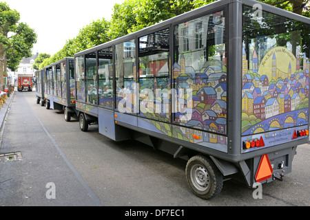 Maastricht City Landzug Touristen Besichtigungstouren teilweise mit Solarpaneelen auf dem Dach der Wagen Juli Sommer Vrijthof Platz Limburg Stockfoto