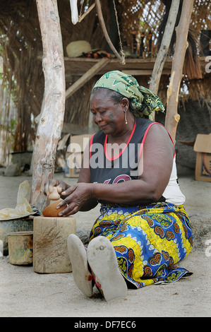 Ältere Frau Töpfern vor ihr stand, Rhumsiki, Far North, Kamerun Stockfoto