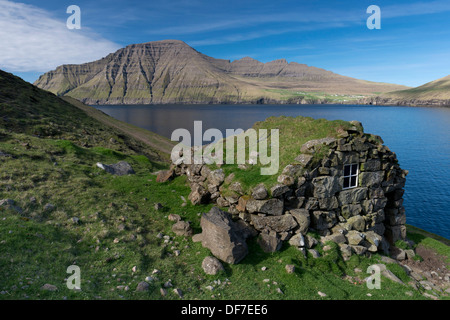 Altes Steinhaus auf einem Fjord, Norðoyar, Borðoys, Dänemark, Färöer Inseln Stockfoto