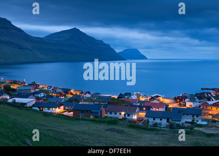 Bucht und Häuser in der blauen Stunde, Gøtugjógv, Eysturoy, Färöer Inseln, Dänemark Stockfoto