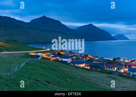 Bucht und Häuser in der blauen Stunde, Gøtugjógv, Eysturoy, Färöer Inseln, Dänemark Stockfoto