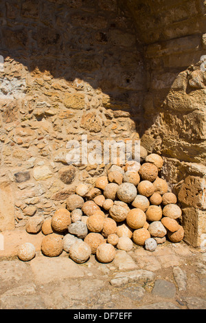 Kanonenkugeln neben eine Wand auf die antike Stadt Aptera in Westkreta gespeichert. Stockfoto