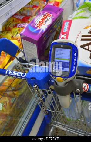 Tesco-Supermarkt-Shopper mit "scan wie Sie shop" Handgerät zum Record gekauften Artikel Stockfoto