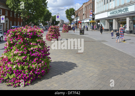 Breiten Bürgersteig in Brentwood High Street mit Sommer Blume Display und Marks &amp; Spencer speichern Stockfoto