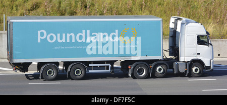 Seitenansicht Poundland Retail Business Stores Supply Chain Delivery LKW & Sattelanhänger mit Markennamen und Logo auf englischer britischer Autobahn Stockfoto