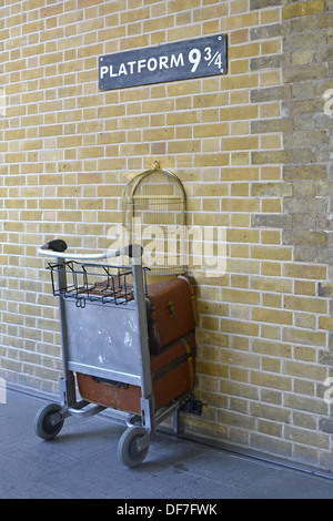 Plattform 9 3/4 Zeichen harry potter Lage Bahnhof Kings Cross & Tourismus sightseeing Wand als Standort für Fans Fotos zu machen (siehe Info unten) Stockfoto