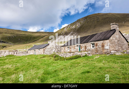 Blick auf Main Street, Village Bay, St. Kilda, zeigt die alten und neueren Torffeuern Stockfoto