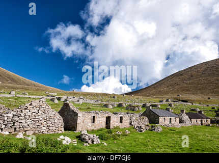 Blick auf Main Street, Village Bay, St. Kilda, zeigt die alten und neueren Torffeuern Stockfoto