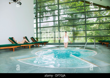 FRAU IN DER BALNEOTHERAPIE Stockfoto