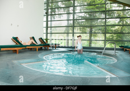 FRAU IN DER BALNEOTHERAPIE Stockfoto