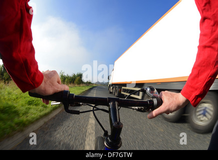 artikuliert LKW überholen Radsportler, Mountain-Bike auf Landstraße in der Nähe von LeedsYorkshire Vereinigtes Königreich Stockfoto