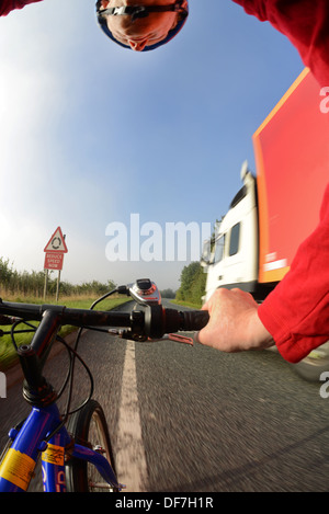 artikuliert LKW überholen Radsportler, Mountain-Bike auf Landstraße in der Nähe von LeedsYorkshire Vereinigtes Königreich Stockfoto