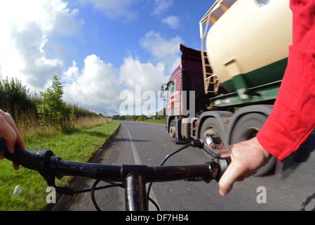 artikuliert LKW überholen Radsportler, Mountain-Bike auf Landstraße in der Nähe von LeedsYorkshire Vereinigtes Königreich Stockfoto