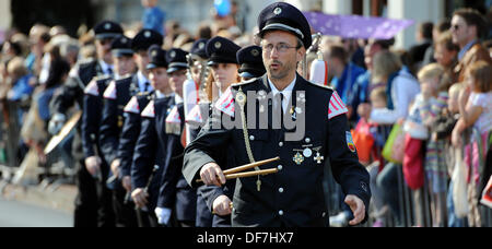 Oldenburg, Deutschland. 28. September 2013. Einer der vielen Musikkapellen beteiligt sich an der traditionellen Parade auf dem 406th Kramermarkt folk Festival in Oldenburg, Deutschland, 28. September 2013. Rund 100.000 Menschen nahmen an der Parade. Das Volksfest dauert bis 06 Oktober dieses Jahres. Foto: INGO WAGNER/Dpa/Alamy Live News Stockfoto