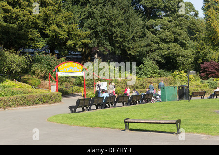 Besucher rund um den Eingang zur Tierwelt Attraktion im Moos Bank Park, Bolton, am letzten Wochenende des Betriebs. Stockfoto