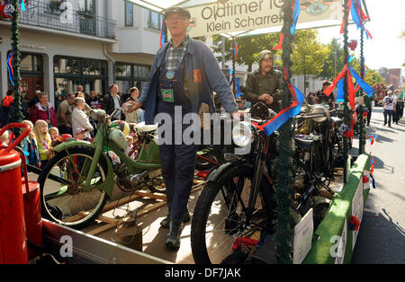 Oldenburg, Deutschland. 28. September 2013. Mitglieder eines klassischen Fahrzeug Clubs nehmen Teil an der traditionellen Parade auf dem 406th Kramermarkt folk Festival in Oldenburg, Deutschland, 28. September 2013. Rund 100.000 Menschen nahmen an der Parade. Das Volksfest dauert bis 06 Oktober dieses Jahres. Foto: INGO WAGNER/Dpa/Alamy Live News Stockfoto