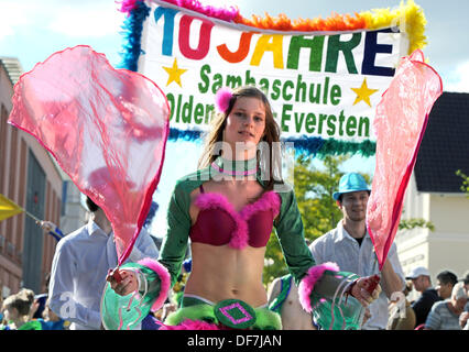 Oldenburg, Deutschland. 28. September 2013. Dacners der Sambaschule Oldenburg-Eversten beteiligen sich an der traditionellen Parade auf dem 406th Kramermarkt folk Festival in Oldenburg, Deutschland, 28. September 2013. Rund 100.000 Menschen nahmen an der Parade. Das Volksfest dauert bis 06 Oktober dieses Jahres. Foto: INGO WAGNER/Dpa/Alamy Live News Stockfoto