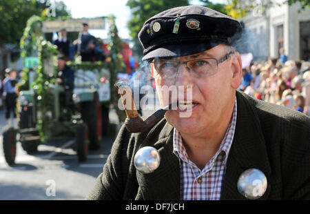 Oldenburg, Deutschland. 28. September 2013. Ein Bauer mit einer Zigarre in seiner Pfeife beteiligt sich an der traditionellen Parade auf dem 406th Kramermarkt folk Festival in Oldenburg, Deutschland, 28. September 2013. Rund 100.000 Menschen nahmen an der Parade. Das Volksfest dauert bis 06 Oktober dieses Jahres. Foto: INGO WAGNER/Dpa/Alamy Live News Stockfoto