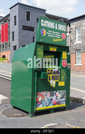 Heilsarmee-Sammelbehälter für Spenden gebrauchte Kleidung und Schuhe, gelegen auf dem Parkplatz der Bolton-Citidal. Stockfoto