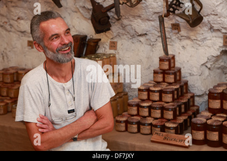 Honig-Hersteller in seinem Geschäft in der Provence Stockfoto