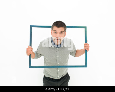 kaukasischen Mann mit hochgezogenen Augenbrauen und Mund öffnen immer aus einem leeren Rahmen auf weißem Hintergrund Stockfoto