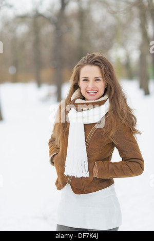 Porträt der glückliche junge Frau in Winter park Stockfoto