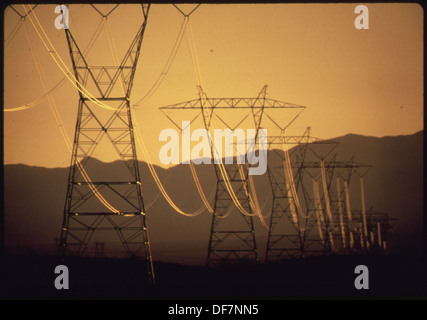 POWERLINES IN DER NÄHE VON SEARCHLIGHT, NEVADA (AUS DER SITES-AUSSTELLUNG. FÜR ANDERE BILDER IN DIESER ZUORDNUNG SIEHE DATENBLATT... 553830 Stockfoto