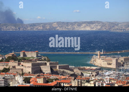 Ansicht von oben über das Fort Saint-Jean und das Fort Saint-Nicolas von Marseille. Stockfoto