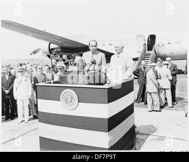 Präsident Gallegos von Venezuela und Präsident Truman am Podium am Flughafen, wo Präsident Gallegos ist gerade eingetroffen... 199811 Stockfoto