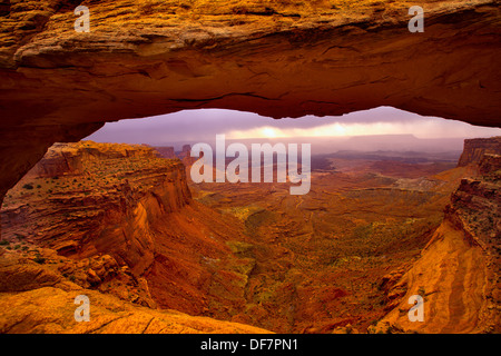 Mesa Arch im Canyonlands National Park in Utah USA sunrise Stockfoto